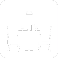 O masă cu scaune, pe care sunt expuse o sticlă de vin și pahare.